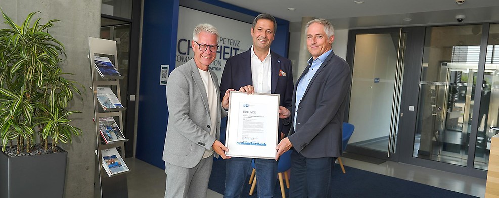 IHK gratuliert zum Jubiläum und überreicht Urkunde