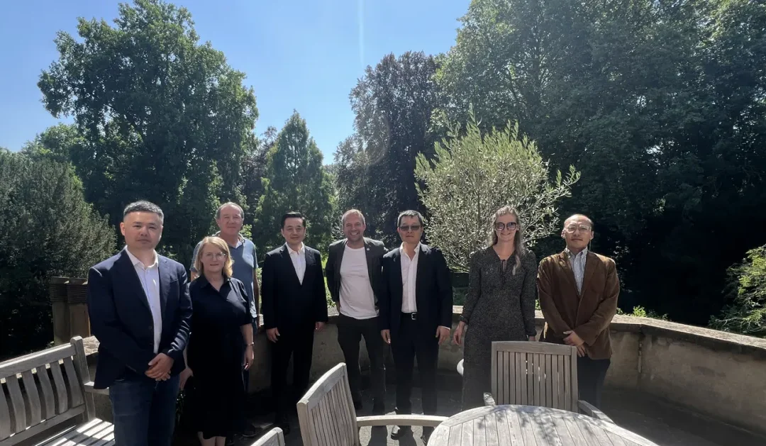 Chinesischer Generalkonsul nutzt Axdia-Firmenbesuch in Münchheide zu Visite des Schlosses Neersen
