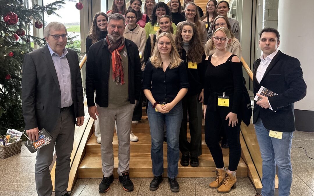 Studierende besuchen NRW-Landtag