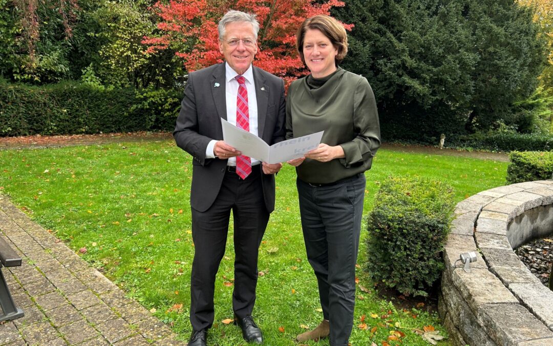 Landrat Hans-Jürgen Petrauschke überreicht Ernennungsurkunde an Katharina Reinhold