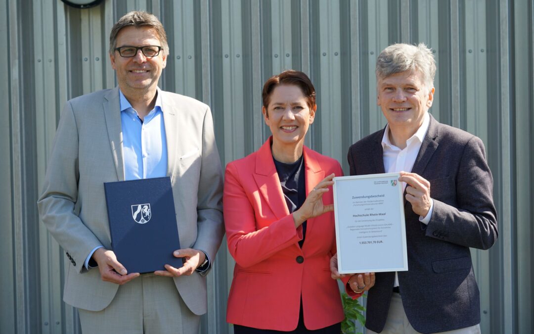 Ministerin Silke Gorißen übergibt Zuwendungsbescheid für KI-Projekt